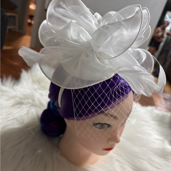 New, White Floral Fascinator with Veil - Picture 4 of 6